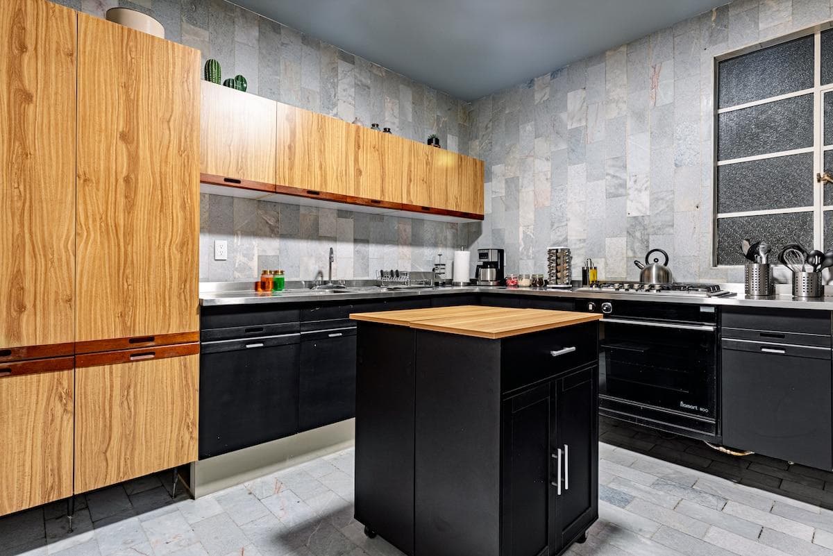 Fully equipped kitchen with a central island, perfect for cooking and gathering