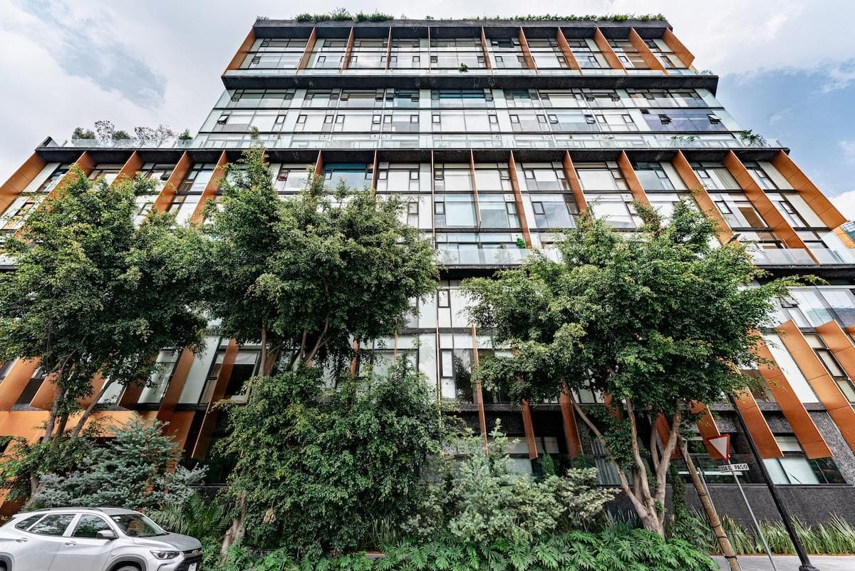 Live immersed in city energy, with nature near. Your efficient Roma spot.