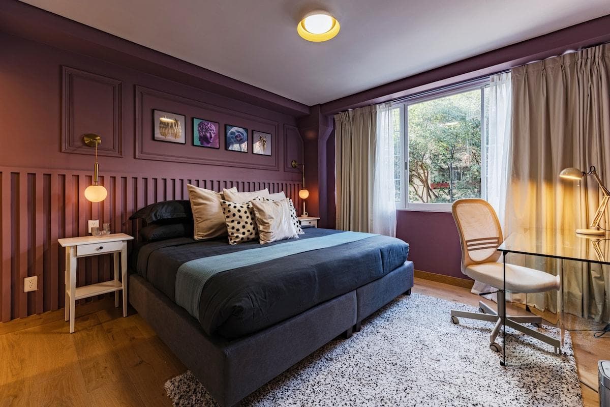 Recamara principal. Una cama tamaño King. TV  43". Escritorio de trabajo. / Master bedroom. One King size bed. TV 43". Working desk.