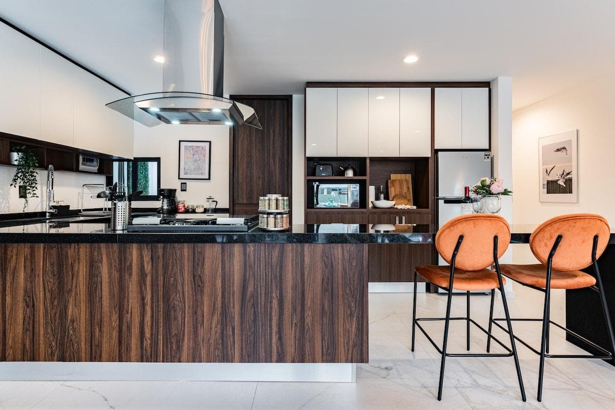 Breakfast bar with stylish stools, perfect for casual dining or conversation.