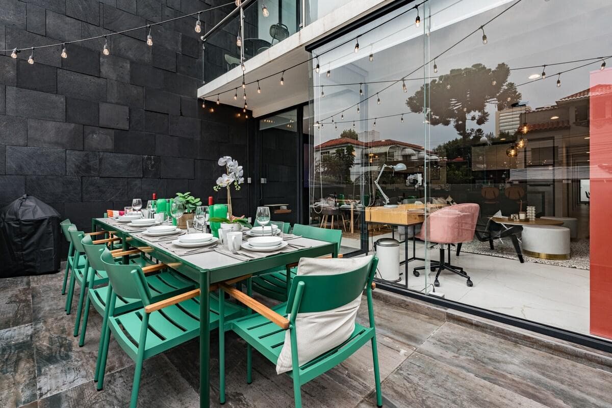 Terrace ambiance with string lights for a magical evening under the stars.