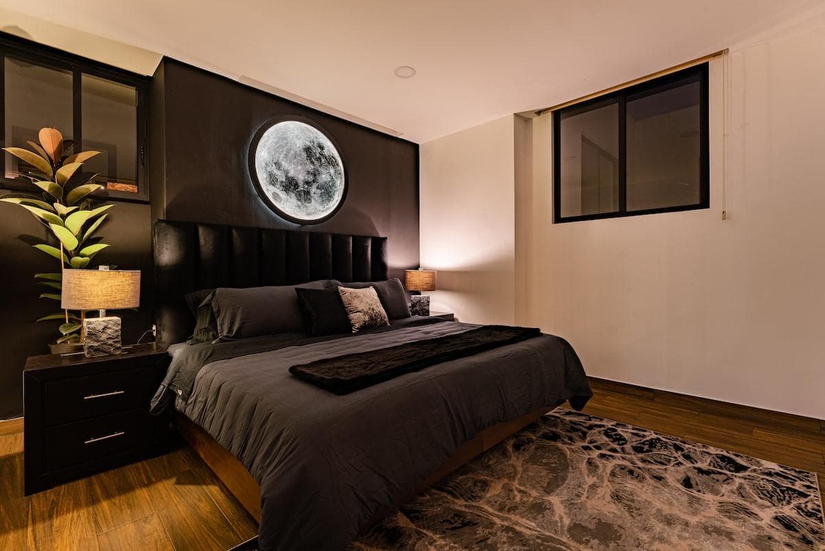 "Suite Lunar"
Déjate impresionar por este espacio, cama king size, lámparas de buró de mármol con acabado sin pulir, tapete importado de Turquía y una enorme lampara de luna como pieza central custom made, te hará sentir en el espacio.