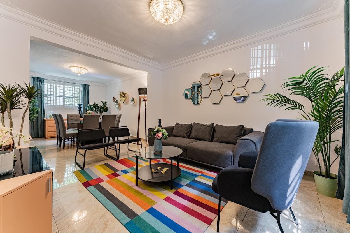 Bright and open living area, ideal for group gatherings and relaxation.