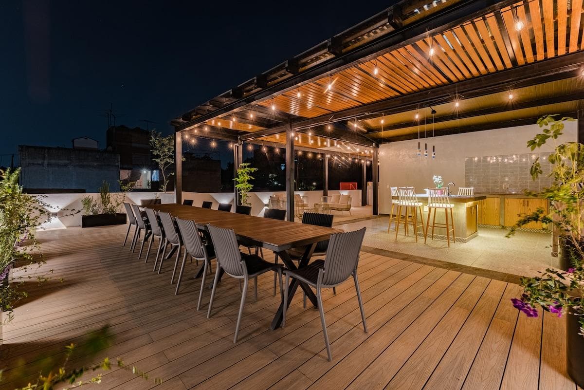 Comedor y cocina de la terraza / Terrace dining room and kitchen.